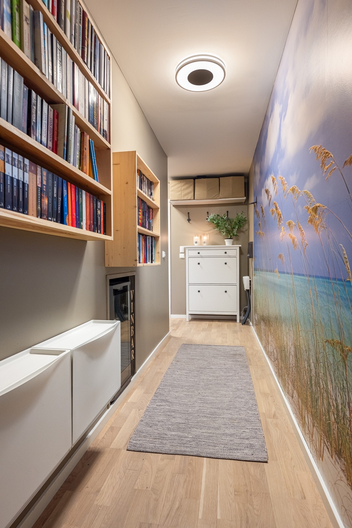 Bak veggen til venstre ligger trappegangen opp og en bod. Galleribilde