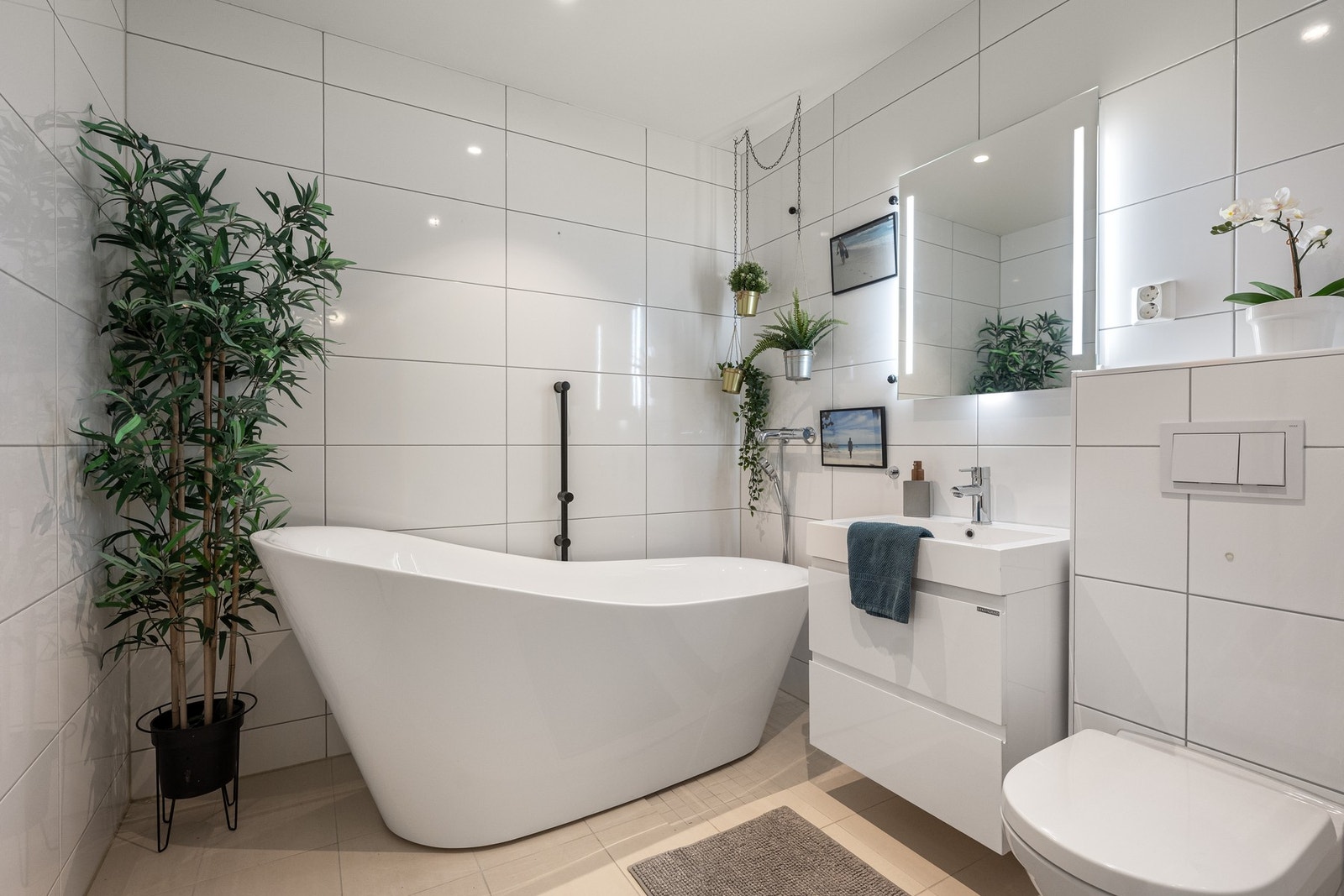 Badet i denne etasjen har et delikat frittstående badekar. Galleribilde