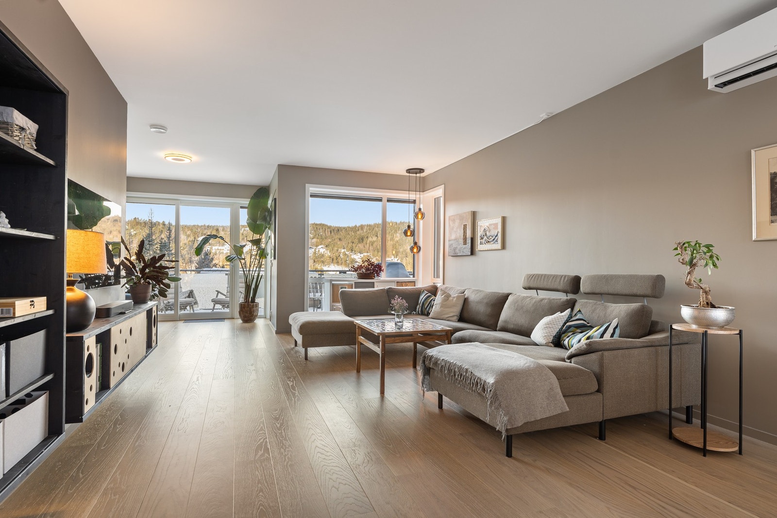 De store vindusflatene vendt mot vest slipper inn rikelig med dagslys og skaper en romslig atmosfære. Galleribilde