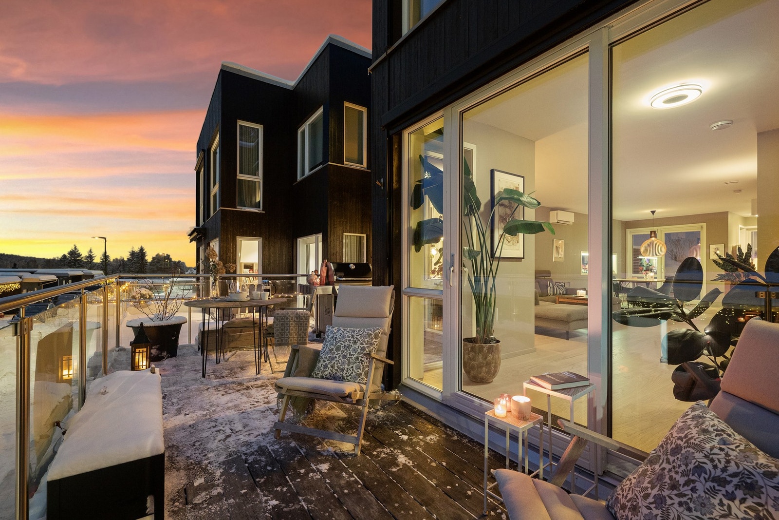 Fra stuen er det adkomst til en vestvendt balkong, her er det sol fra tidlig ettermiddag til langt ut på kvelden Galleribilde