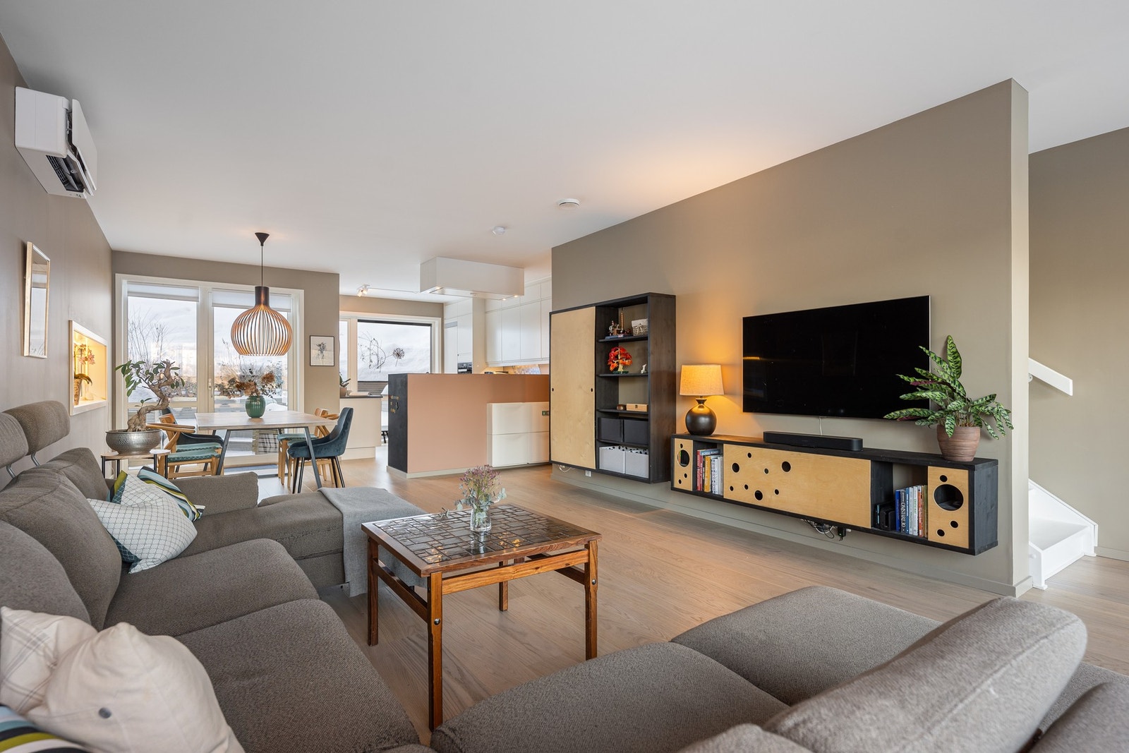 Boligens planløsning gjør den enkel å innrede med ønskelige møbler. Galleribilde