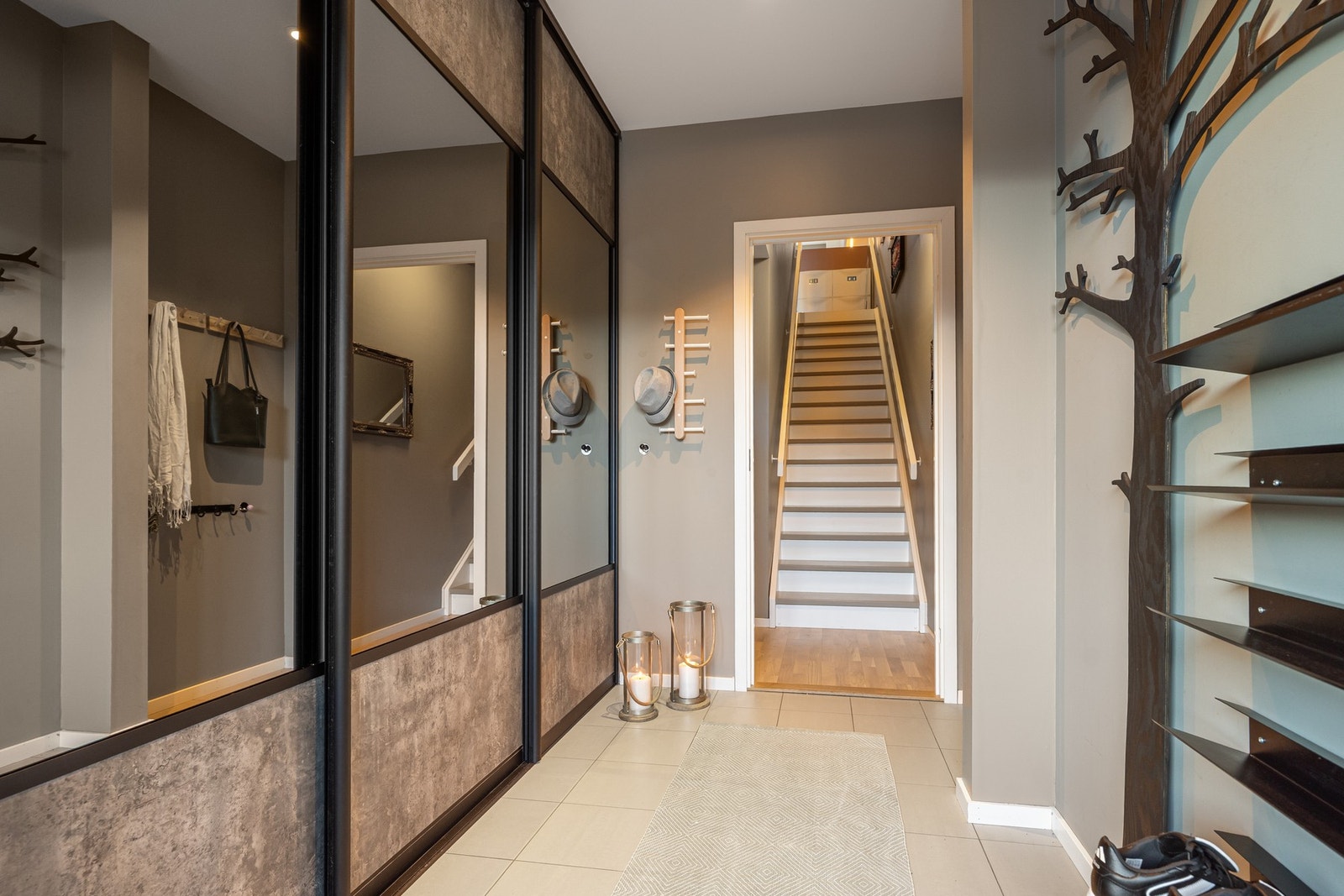 I entréen er det praktisk skyvedørsgarderobe og behagelig gulvvarme. Galleribilde