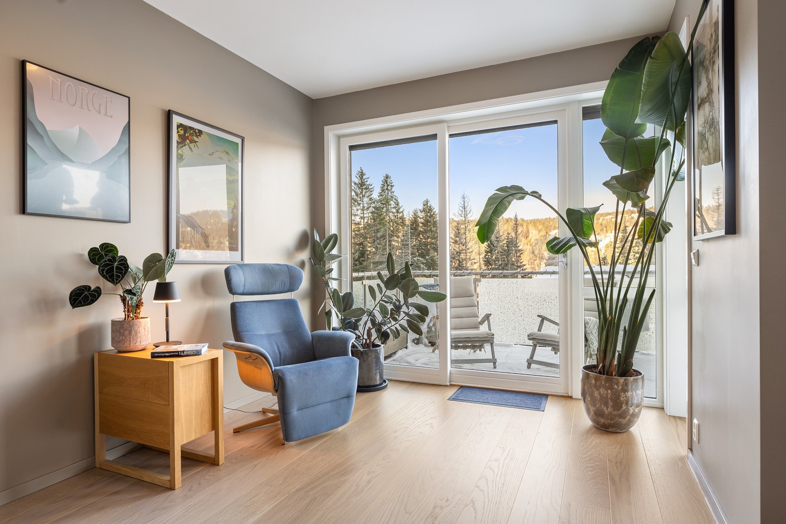 Stuen er oppdelt i to soner, her med en koselig lesekrok, tett opp mot den flotte utsikten. Galleribilde