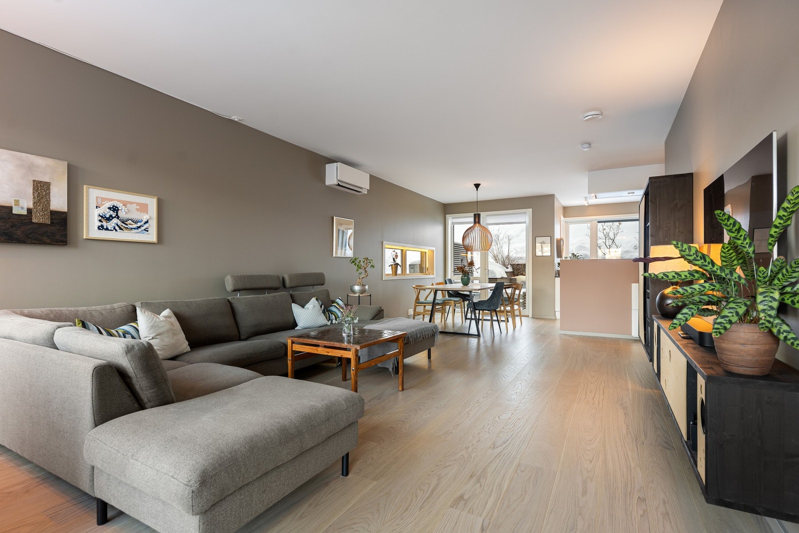 Stuen ligger åpent mot kjøkkenet. Galleribilde