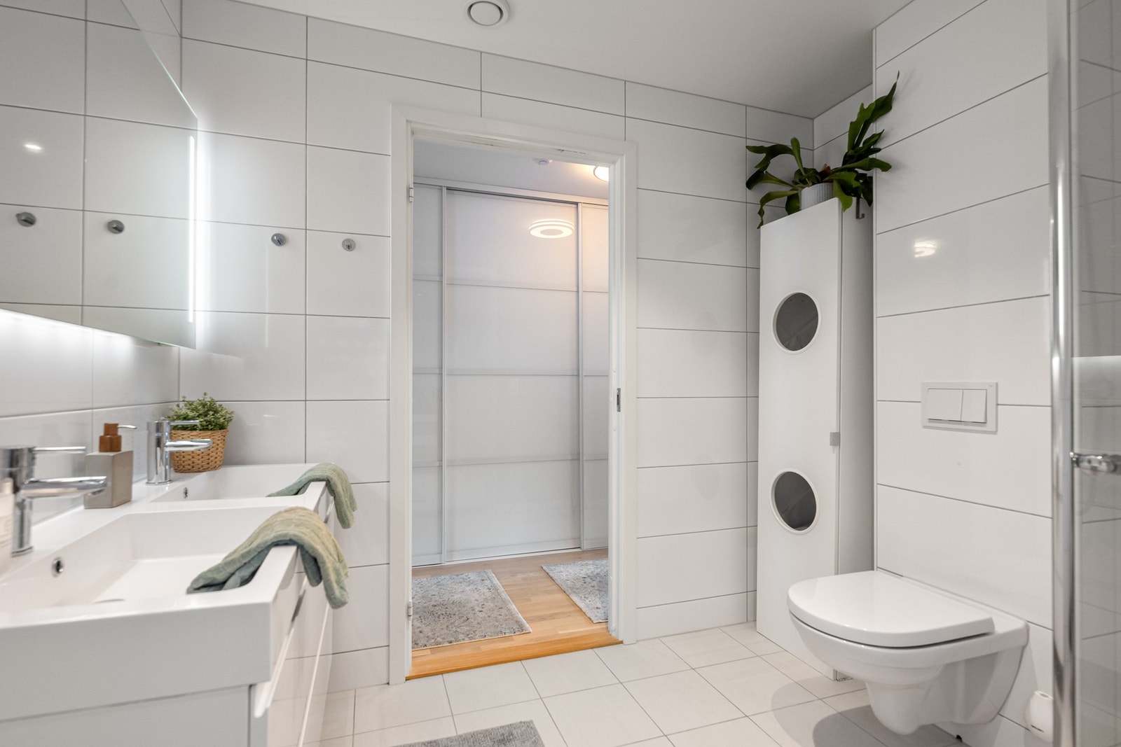 Boligens andre bad er romslig med dobbel servant og gulvvarme. Galleribilde