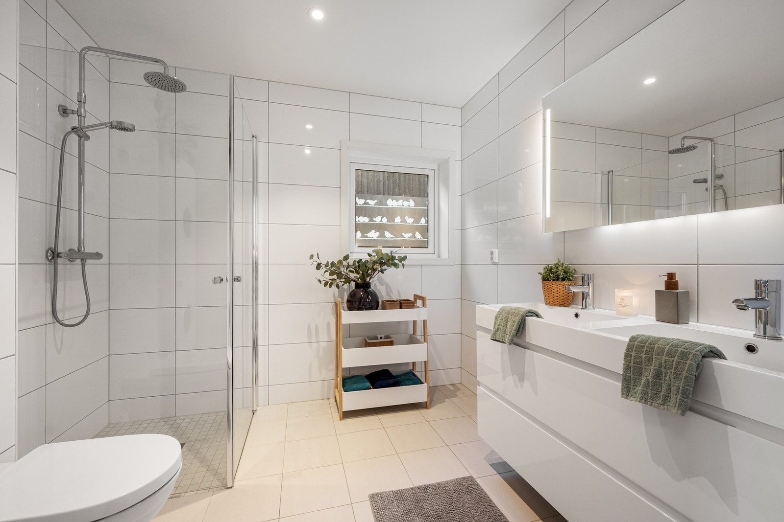 Badet har downlights i himlingen og en lekker regnfallsdusj. Galleribilde