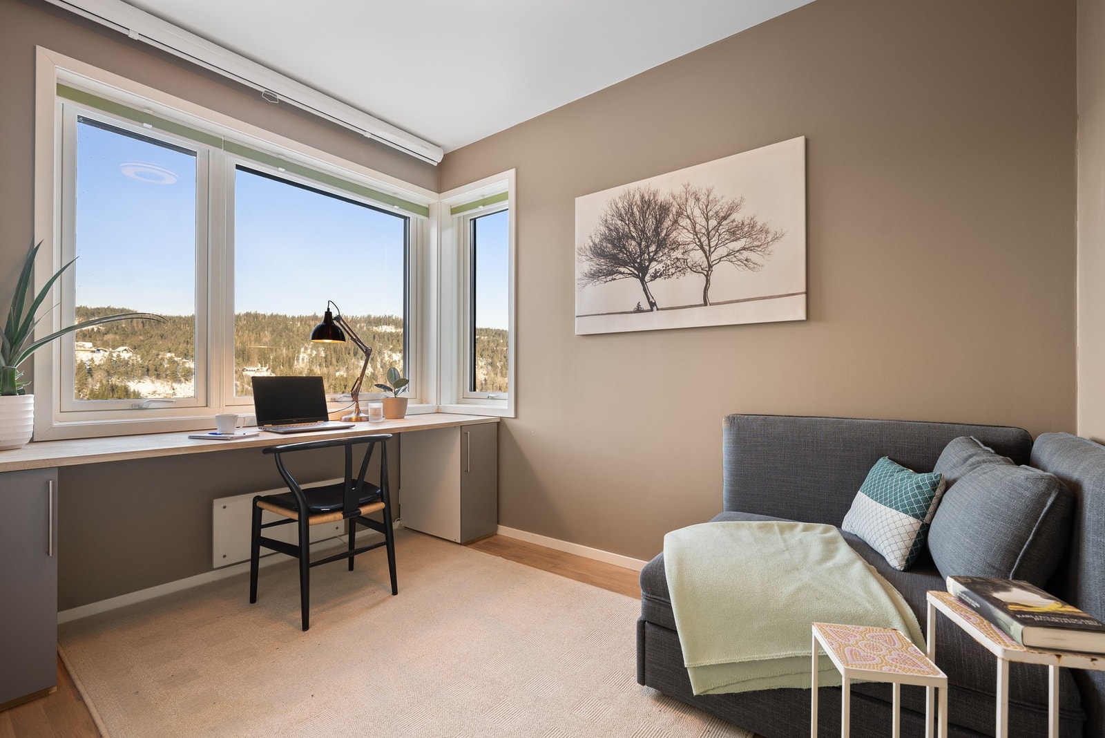 Rett ved siden av hovedsoverommet ligger sov. 4, her innredet som kontor. Galleribilde