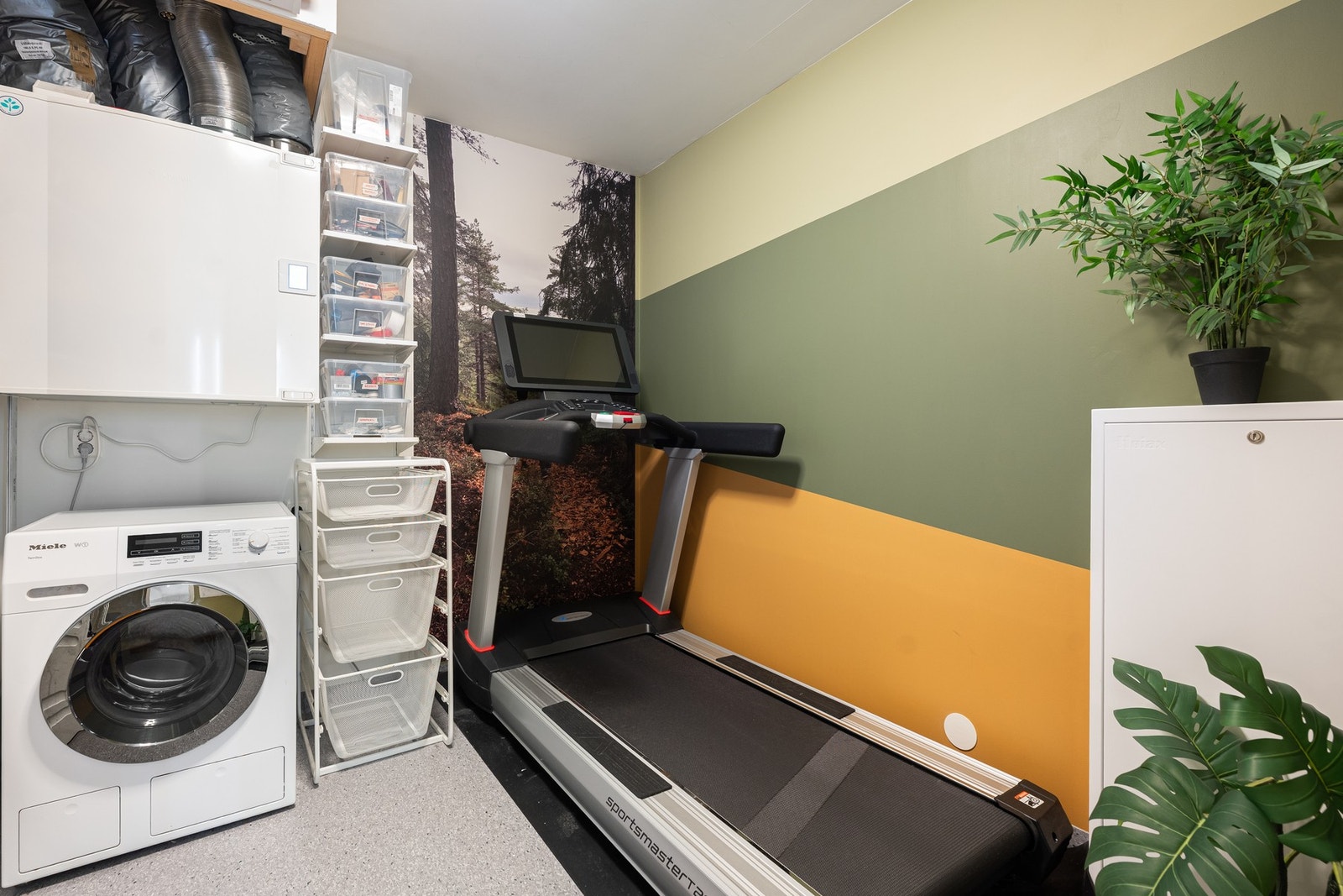 Fra badet er det direkte adkomst til boligens tekniske-/vaskerom Galleribilde