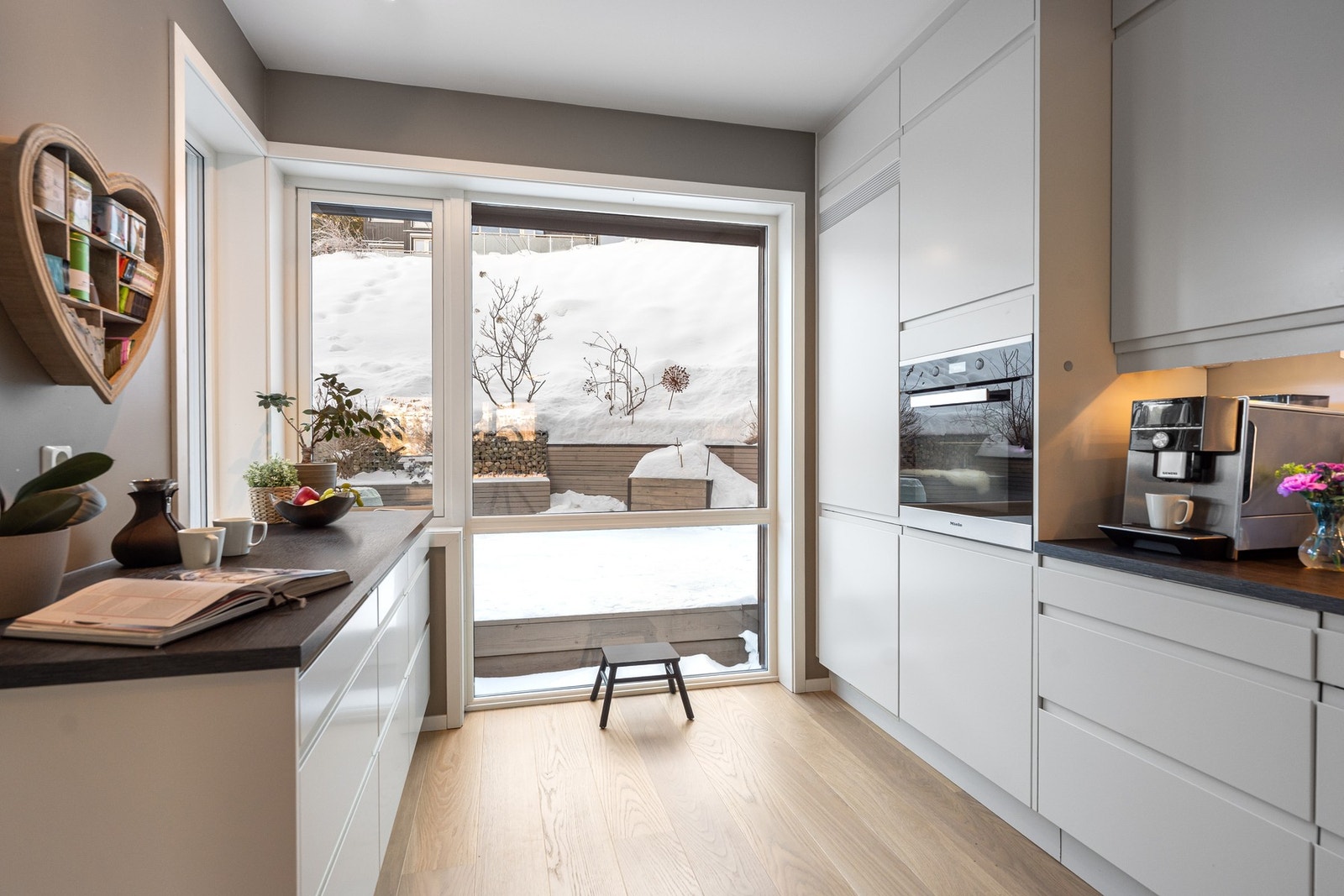 Kjøkkenet hat alt man trenger av oppbevaring og arbeidsflater for ett ryddig og oversiktlig kjøkken. Galleribilde