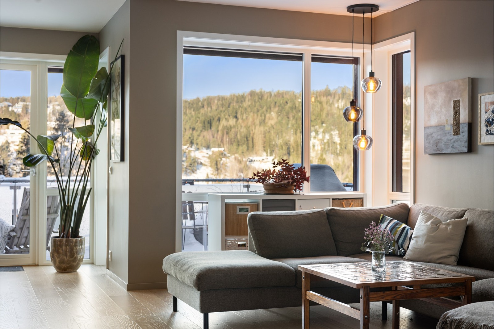 Det montert elektriske screens på flere vinduer, som gir effektiv solskjerming og økt komfort. Galleribilde