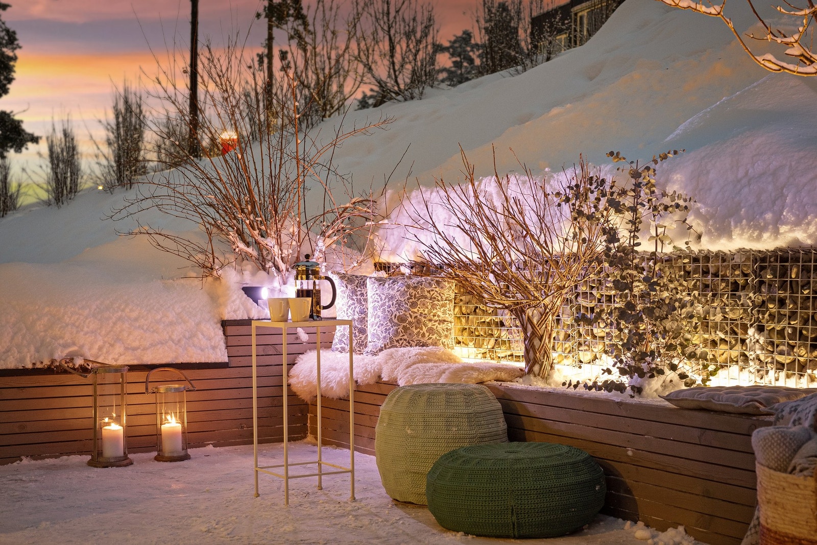 Boligen har flotte uteplasser på begge sider av huset. Galleribilde