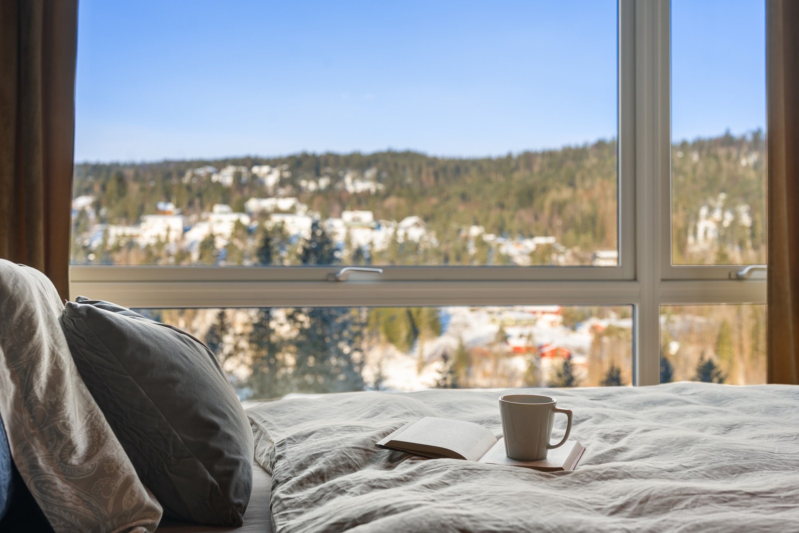 Her er det store vindusflater med flott utsikt. Et deilig sted å våkne opp! Galleribilde