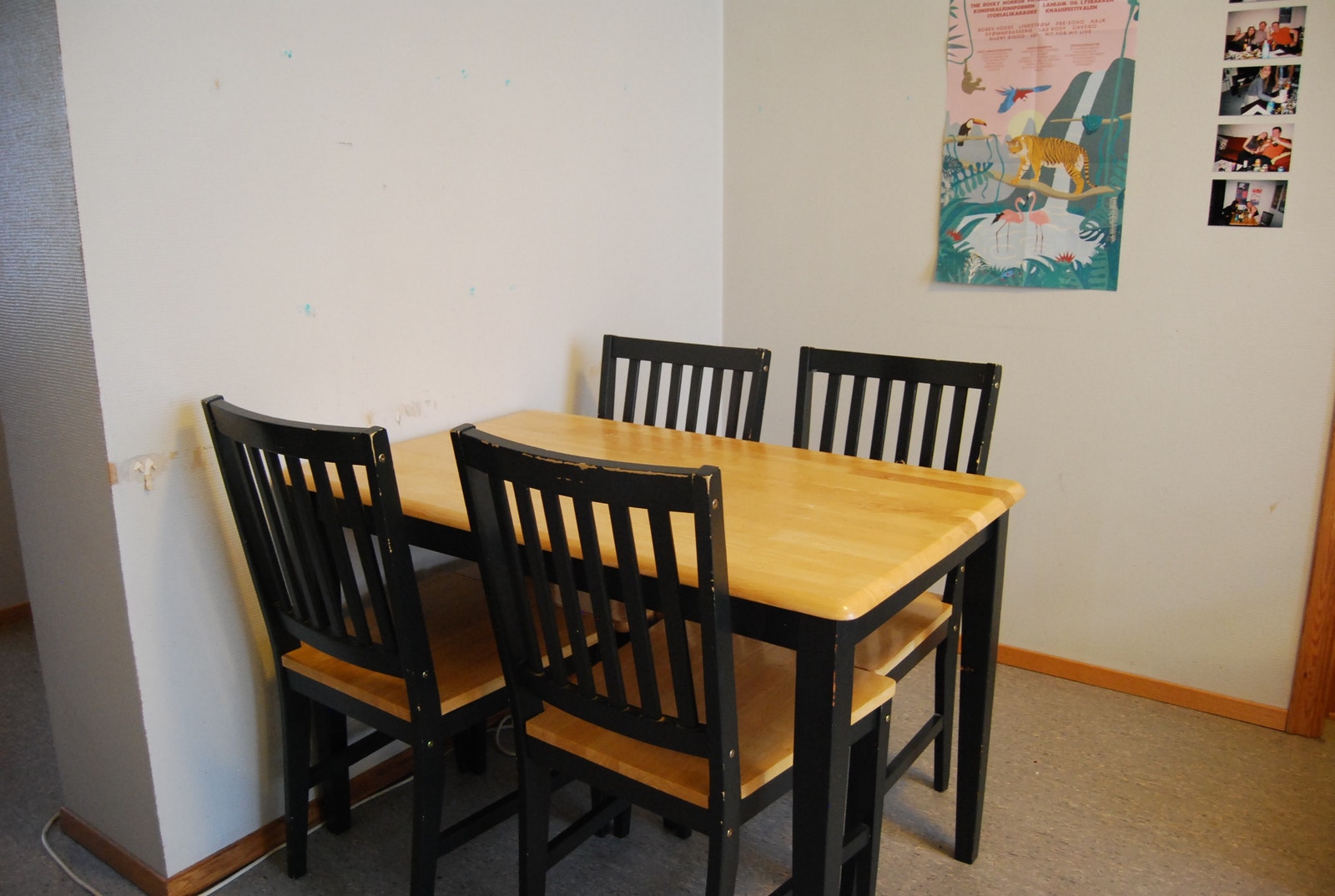 Det er plass til spisebord på kjøkkenet Galleribilde