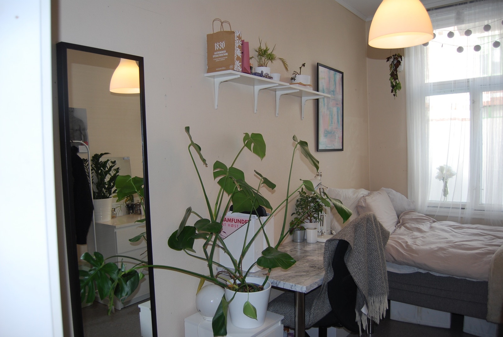 Rom 1 - alle soverom har store vinduer og god takhøyde, og det er god plass til diverse møblering. Galleribilde