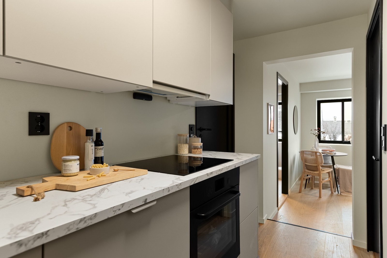 På kjøkkenet er det integrert induksjonsplatetopp, stekeovn, oppvaskmaskin og kjøl- og fryseskap. Galleribilde