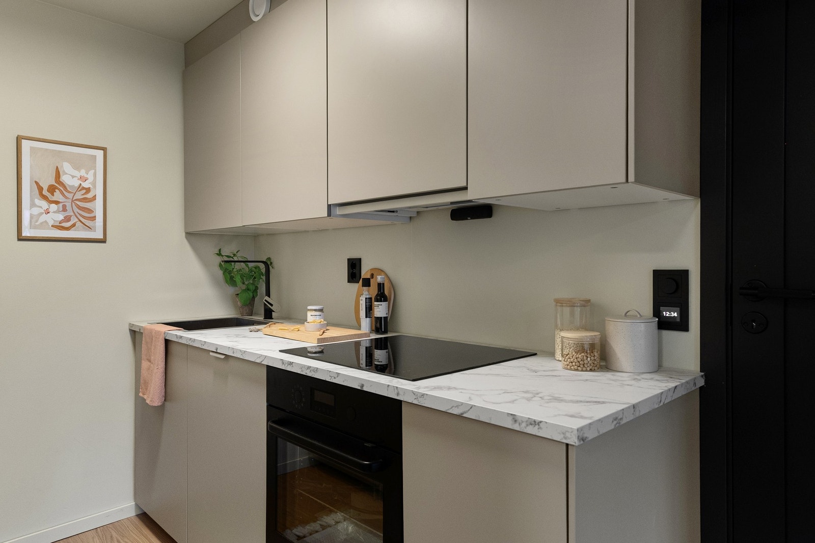 Hele leiligheten er totaloppusset i 2026. Helt nytt, ubrukt, kjøkken fra IKEA. Galleribilde