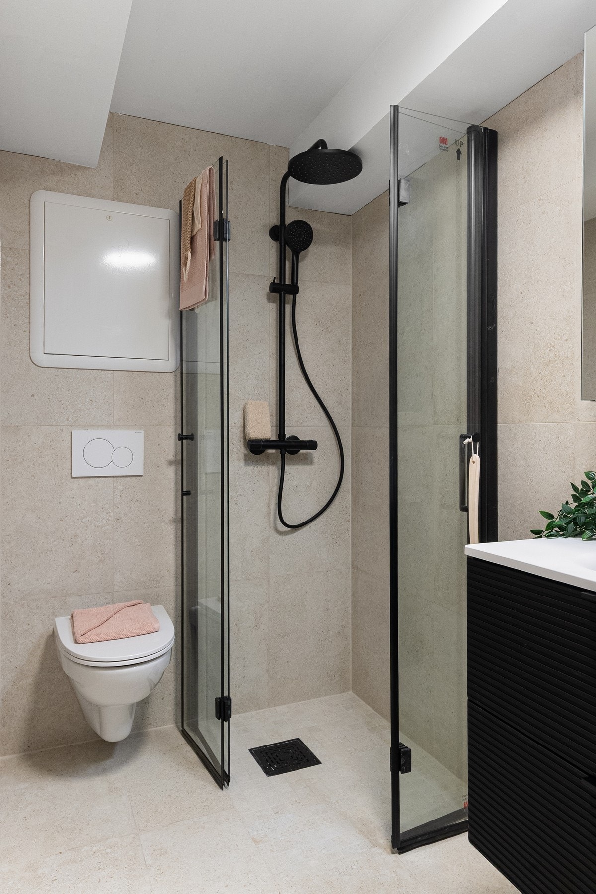 På badet er det opplegg for vaskemaskin og varmekabler i gulv. Det blir fuget mellom flisene og taket før visning. Galleribilde