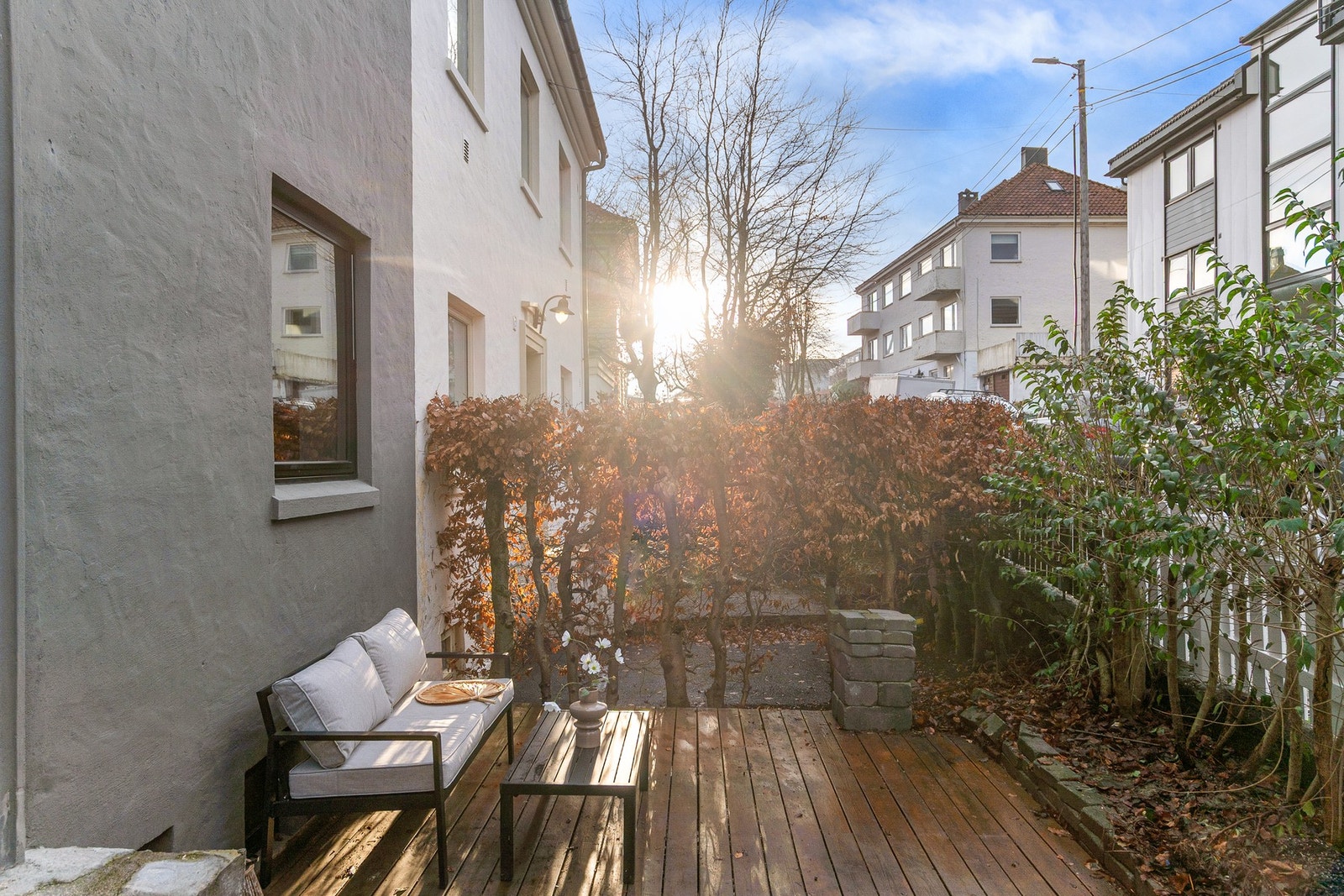 Hyggelig og pent opparbeidet uteplass ved inngangsparti. Galleribilde