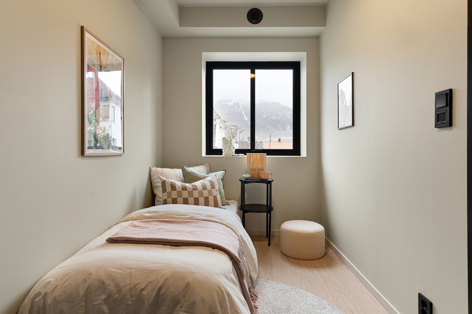 Leiligheten har to trivelige soverom, plassert på hver sin side av stuen. Galleribilde