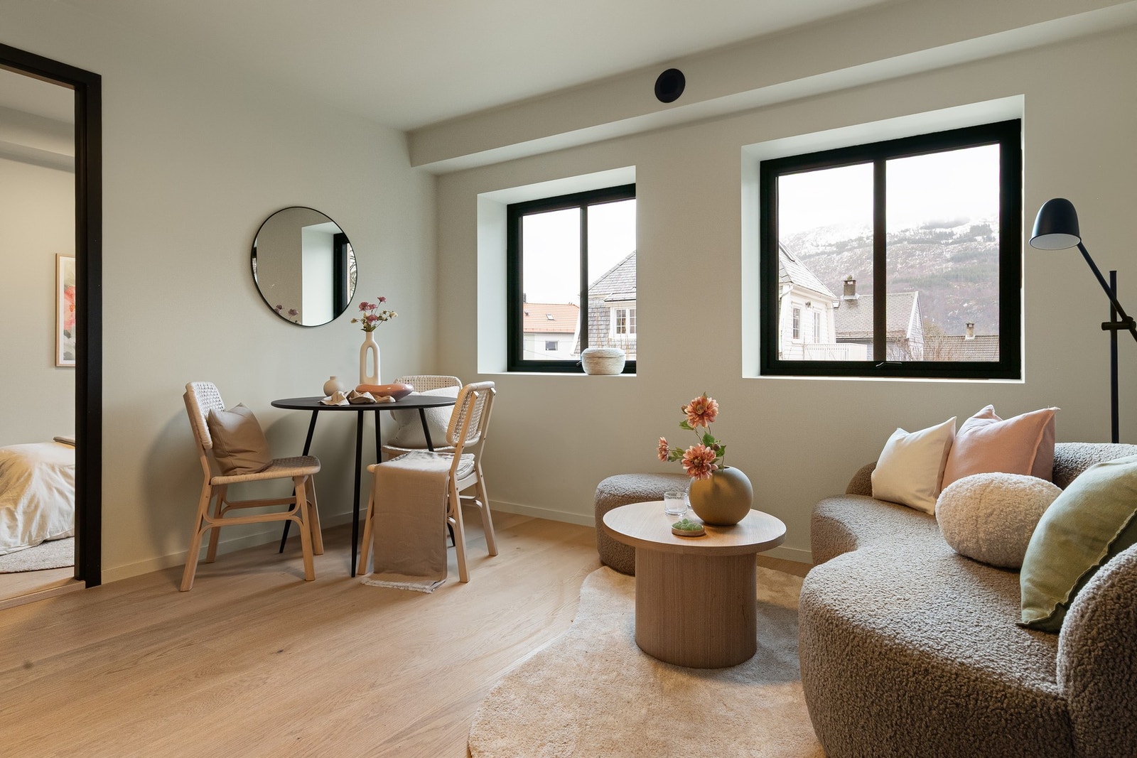 Gode vindusflater som gir godt med naturlig lysinnslipp. Galleribilde