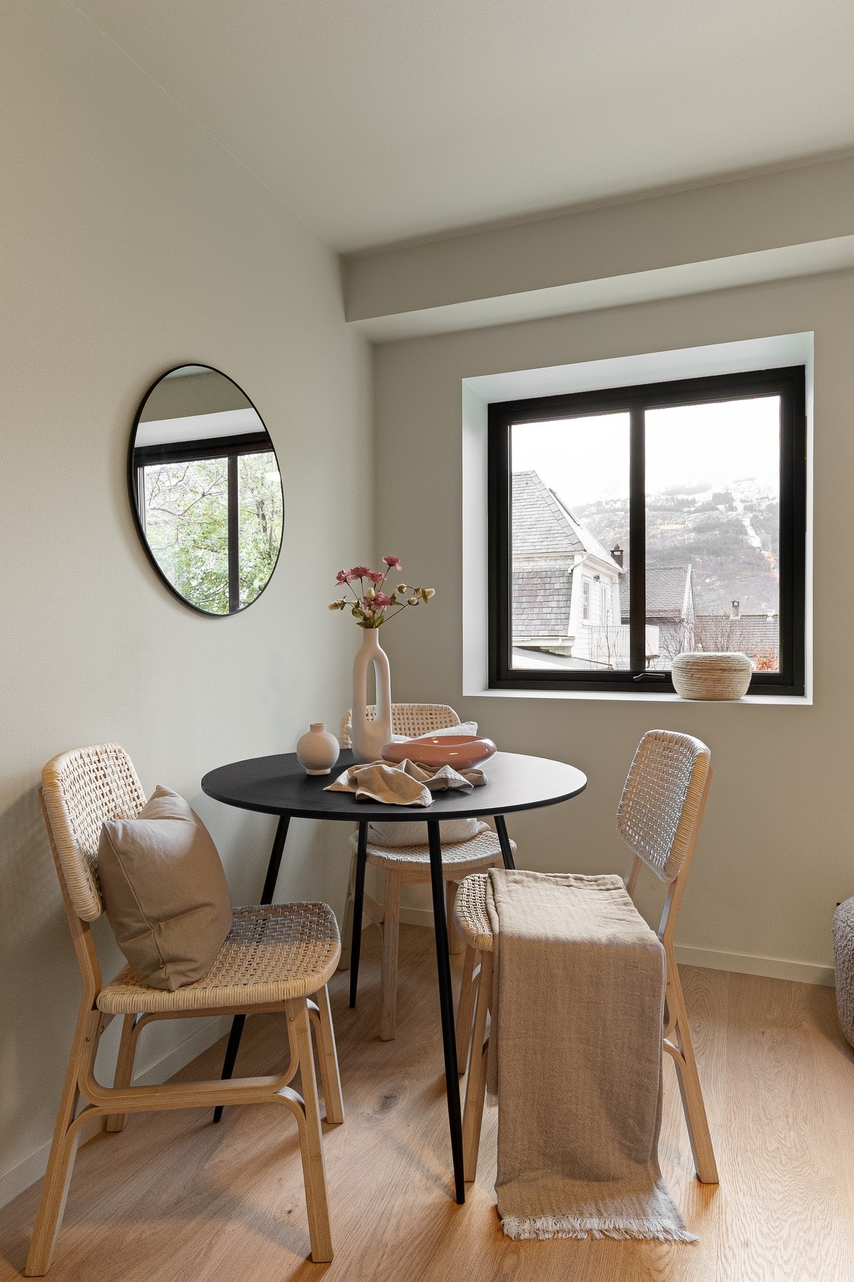 Det er lagt flott 1-stavs hvitpigmentert eikeparkett i hele leiligheten. Galleribilde