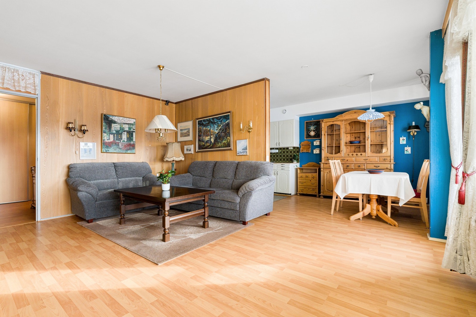 Romslig og innholdsrik 4-roms leilighet i toppetasjen. Galleribilde