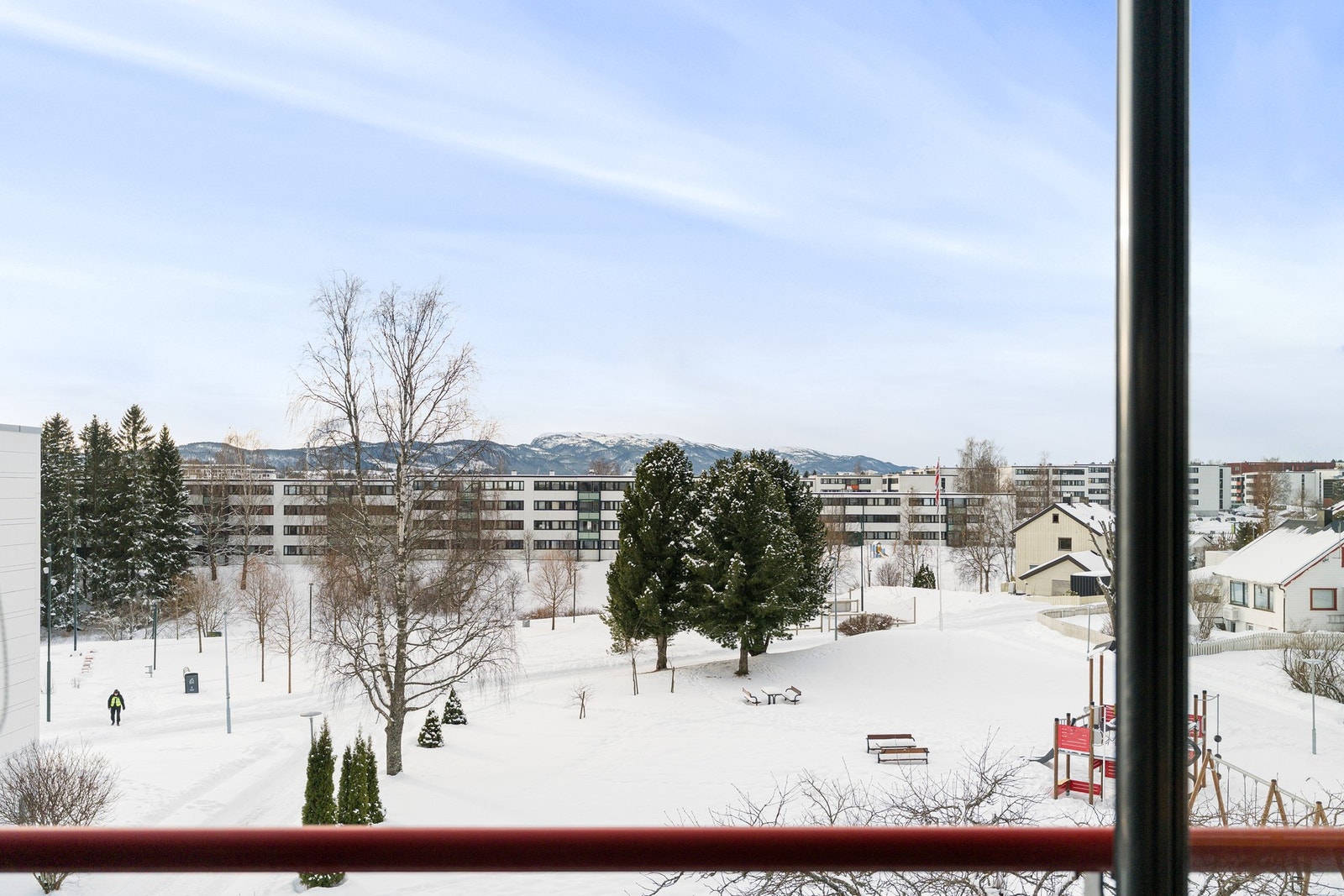 Parkering på felles biloppstillingsplass i borettslaget. Borettslaget har 95 frittstående garasjer i rekke. Ledige garasjer tildeles av TOBB. Galleribilde