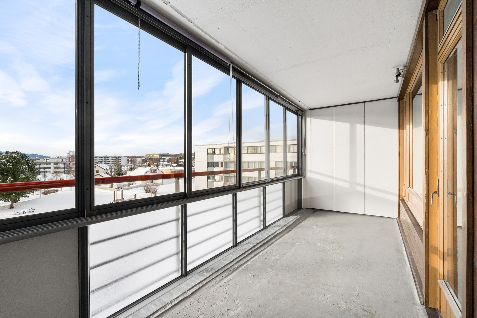 Fra stuen er det dirkete utgang til en sørvendt balkong med ypperlige solforhold. Galleribilde