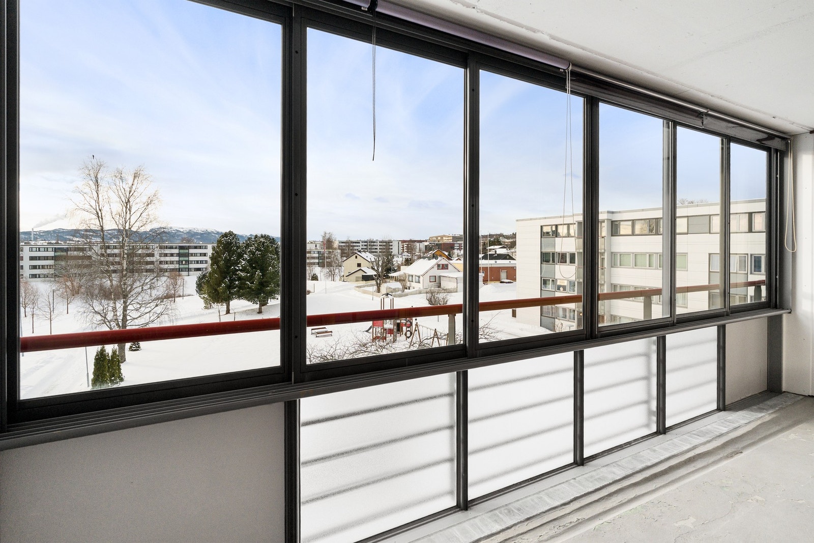 Den innglassede balkongen fungerer som en forlengelse av stuen og kan fint benyttes hele året. Galleribilde