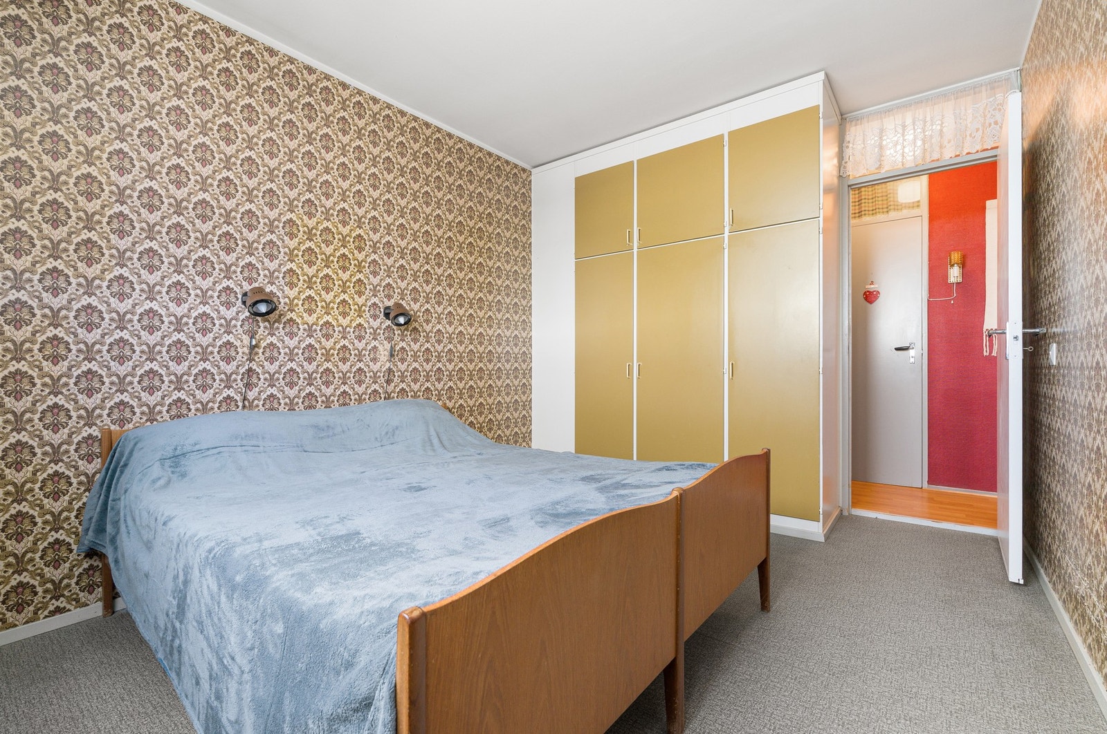 Rikelig med plass til dobbeltseng og ulike garderobeløsninger. Galleribilde