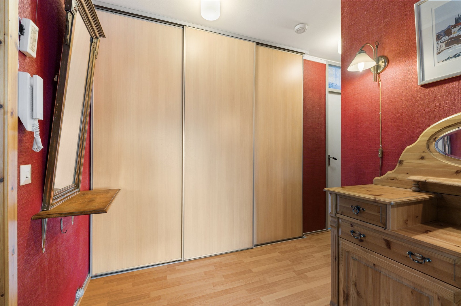 Utstyrt med veggmontert garderobeskap med skyvedørsløsning. Galleribilde