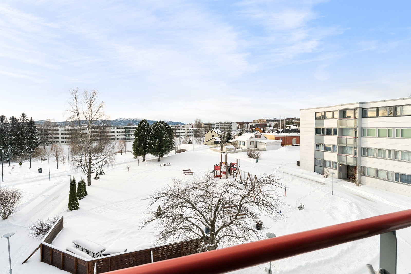 Meget barnevennlig område med lite trafikk og lekeplasser for barn i gatetun. Galleribilde