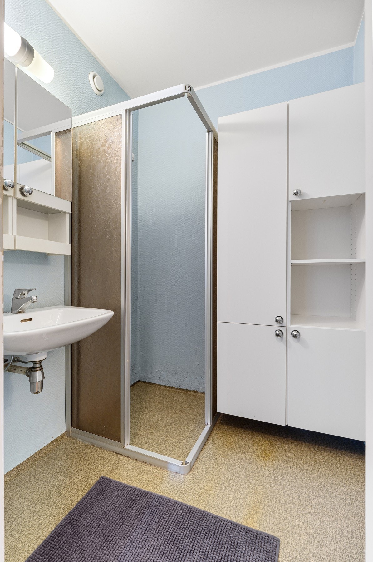 Praktisk baderom med plass til alt man skulle trenge. Galleribilde