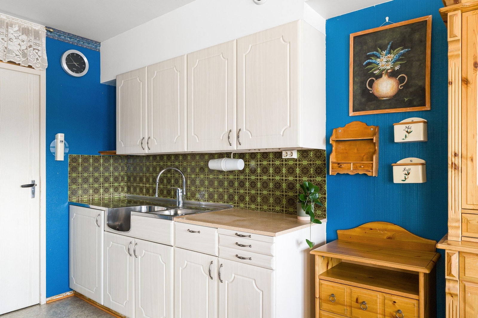 Innredningen består av profilerte fronter og benkeplate av laminat. Galleribilde