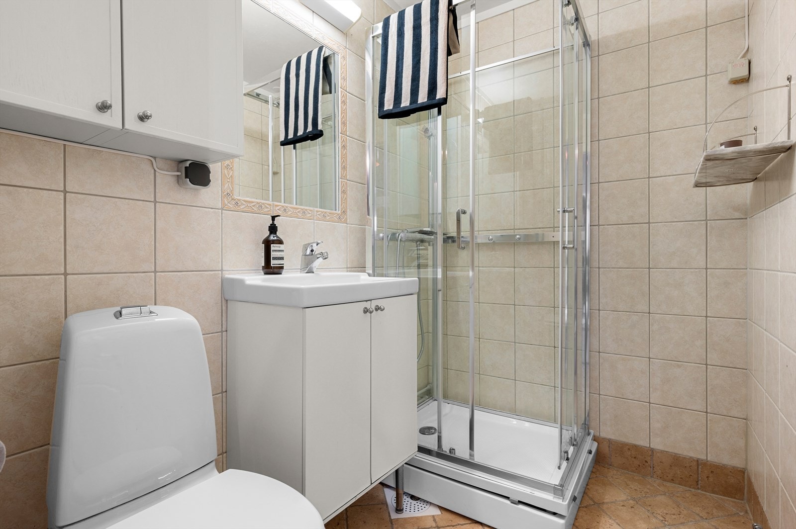 Flislagt bad med behagelig gulvvarme. Nytt dusjkabinett i 2020. Det er opplegg for vaskemaskin Galleribilde