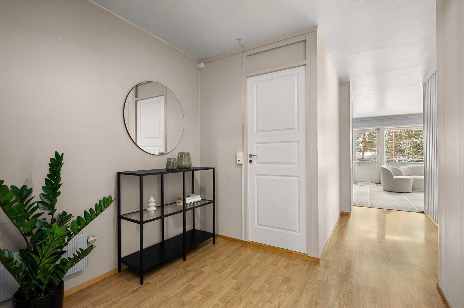 Gangen er av fin størrelse og med mulighet for mer oppbevaring med garderobeskap ved behov Galleribilde