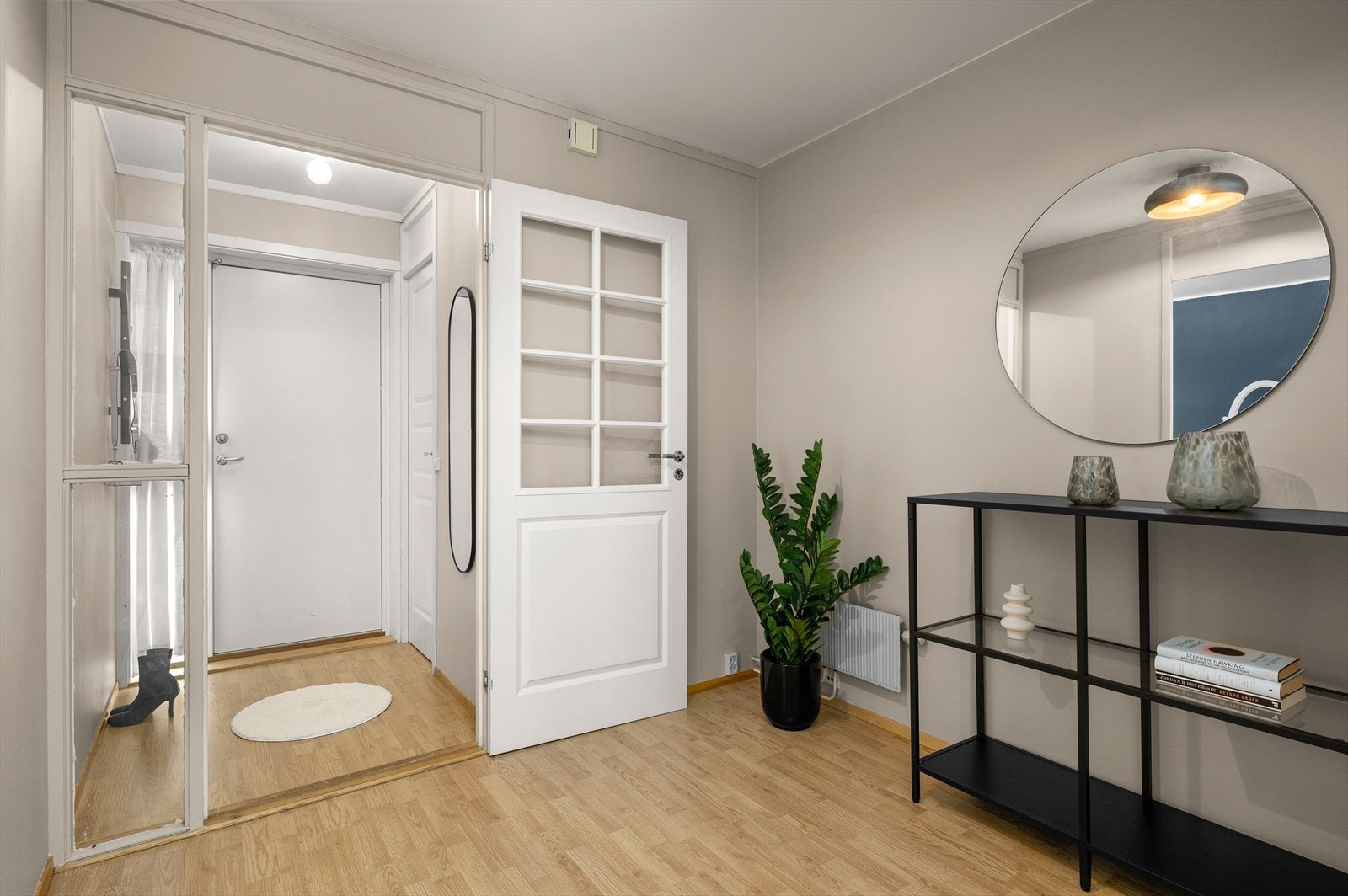 Romslig entré med inngang til bod som ogsåk kan benyttes som walk-in garderobe Galleribilde