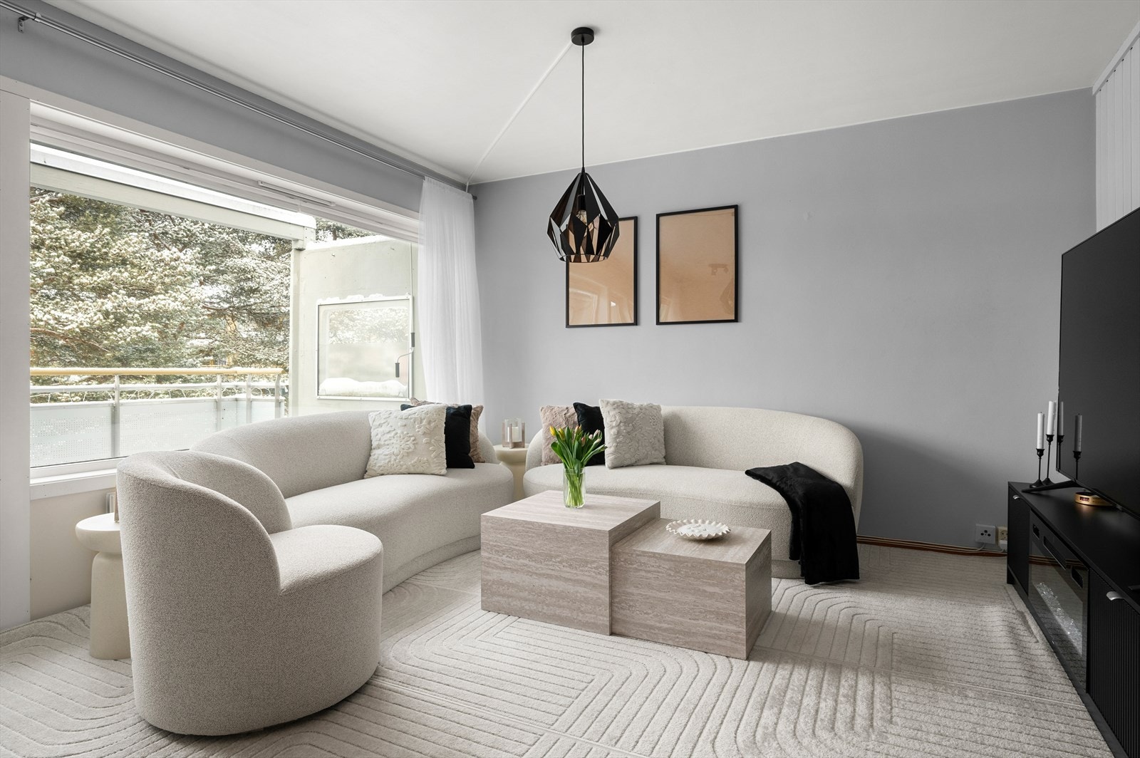 Store vindusflater gir rikelig med dagslys og gjør leiligheten lys og trivelig Galleribilde