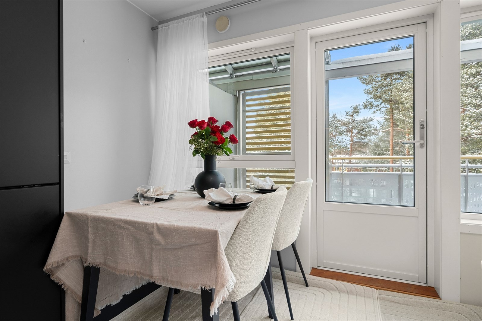 Plass til koselig spisebord med prakstisk benk som en forlengelse av kjøkkeninnredningen Galleribilde