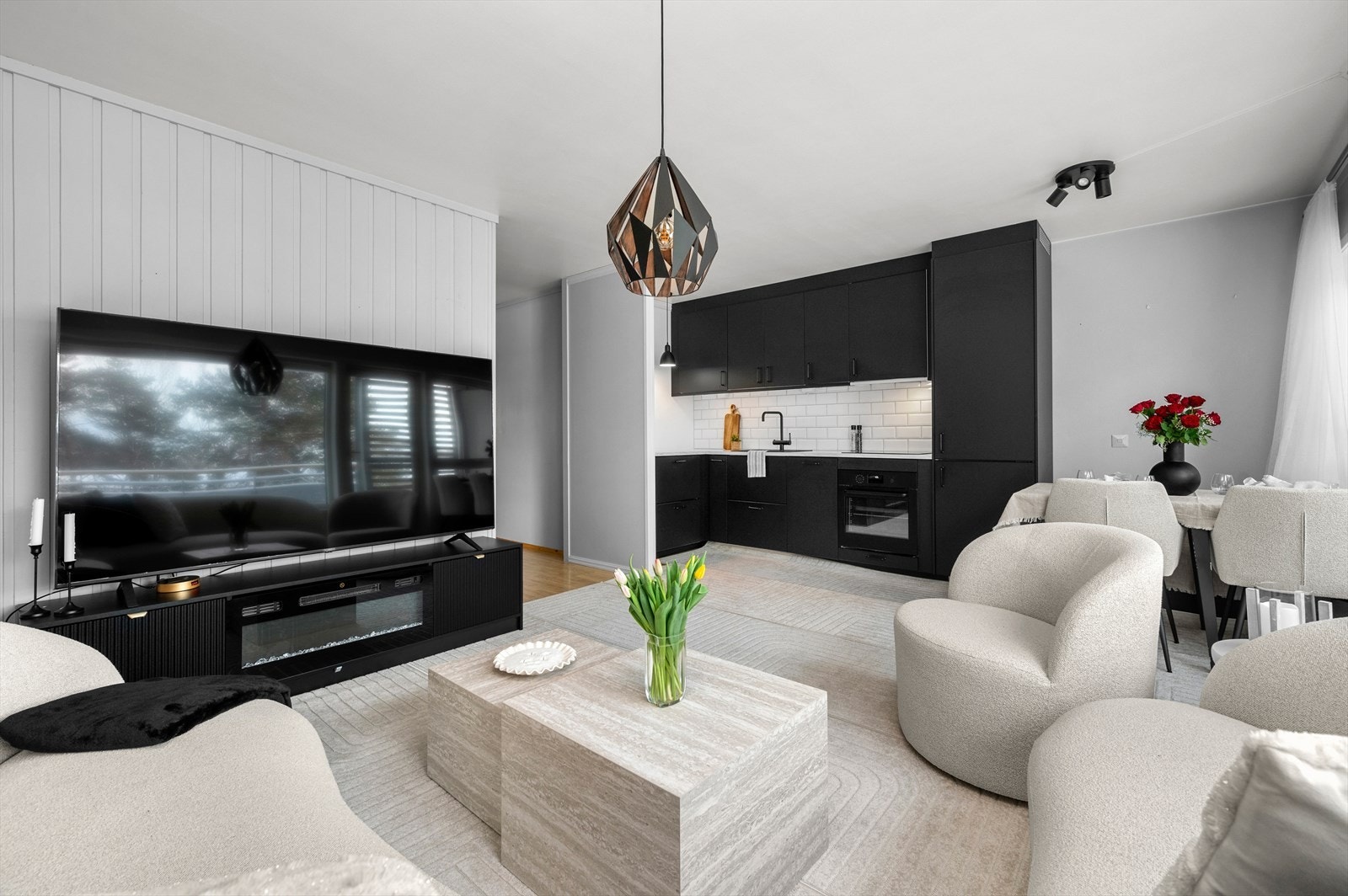 Leiligheten har en veldig fin planløsning med romslige rom Galleribilde