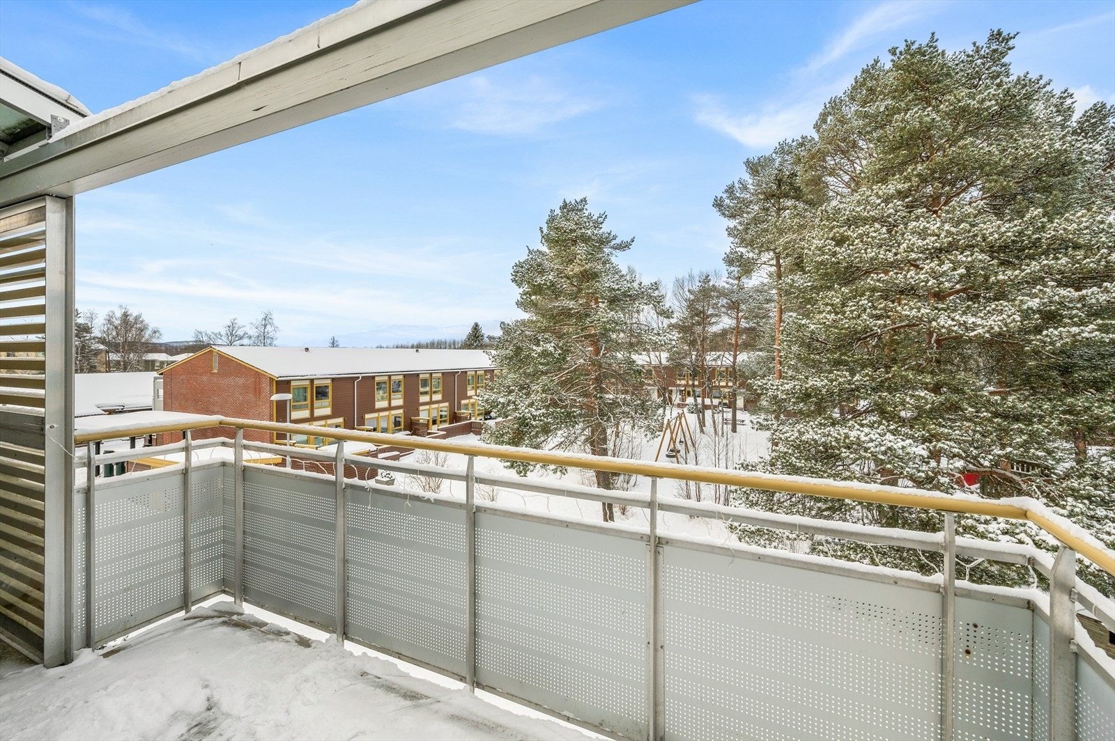 Vestvendt balkong med gode solforhold Galleribilde