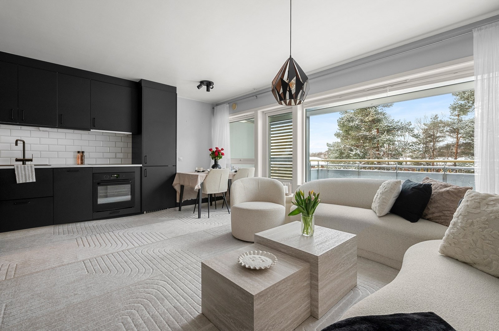 Fra stuen er det utgang til en balkong på hele 11m² som er vestvendt og usjenert Galleribilde