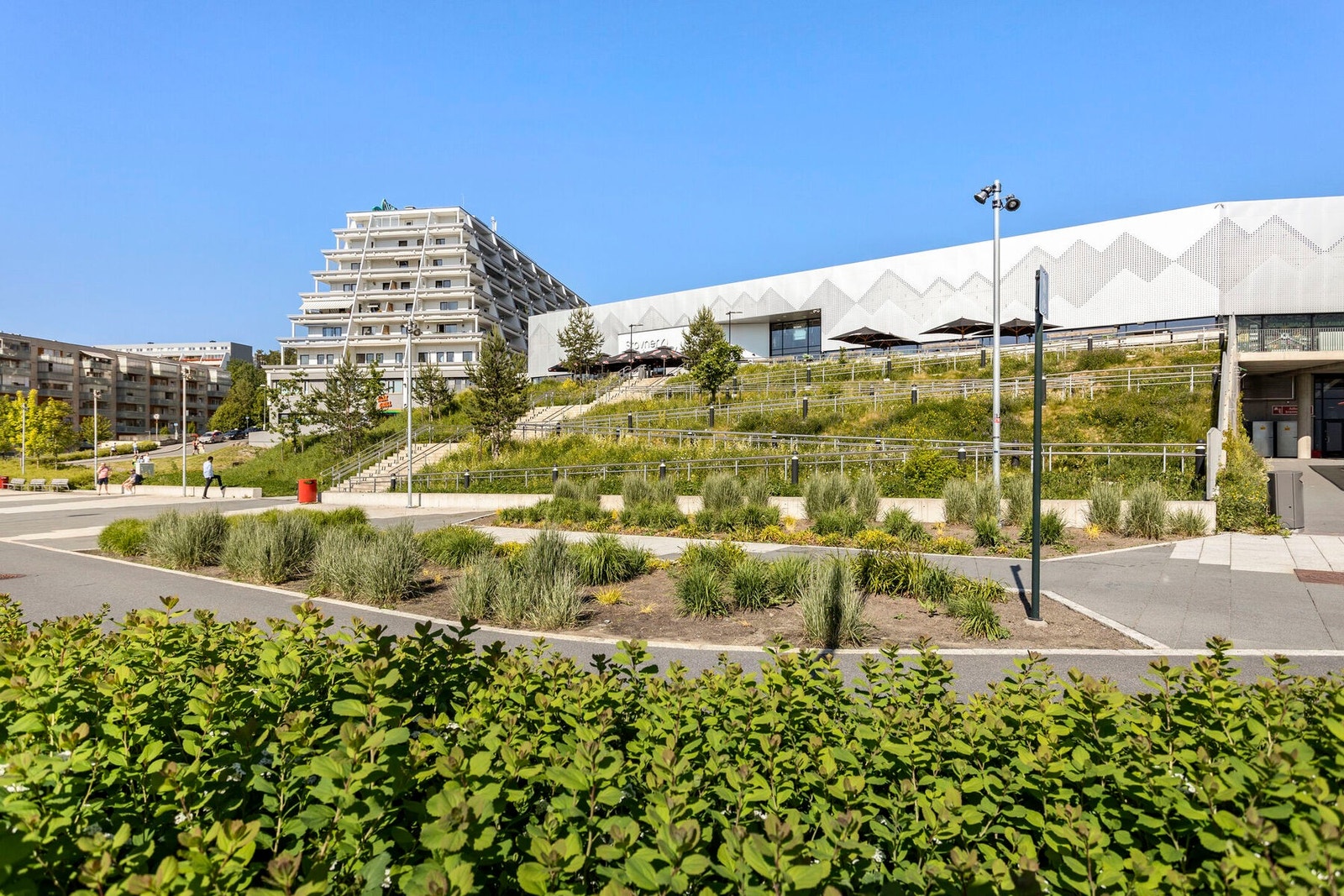 Stovner senter ligger like ved med en rekke fasiliteter, service- og kollektivtilbud. Galleribilde