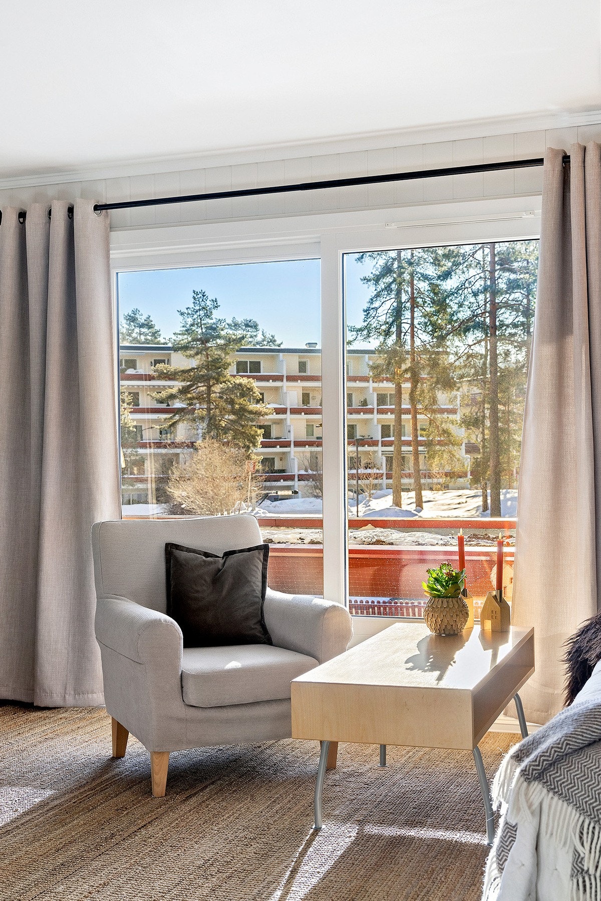 Boligen er sydvendt som gir stuen et fint sollys. Galleribilde