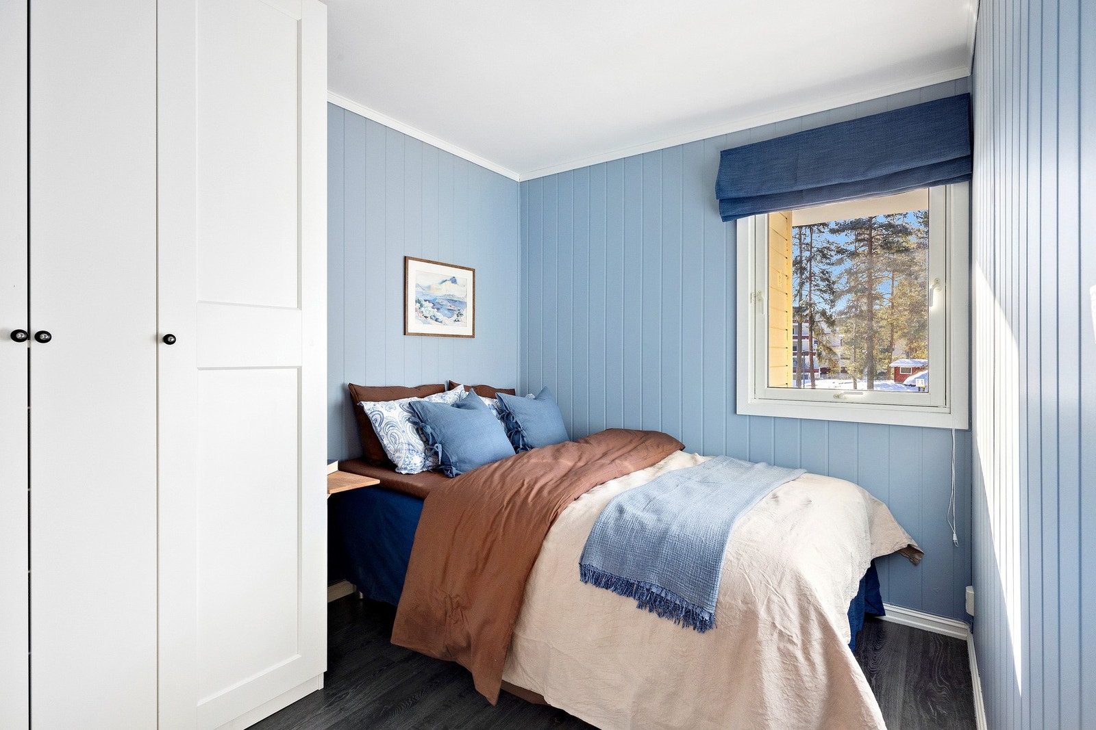 Koselig soverom med plass til seng, nattbord og garderobeskap. Galleribilde