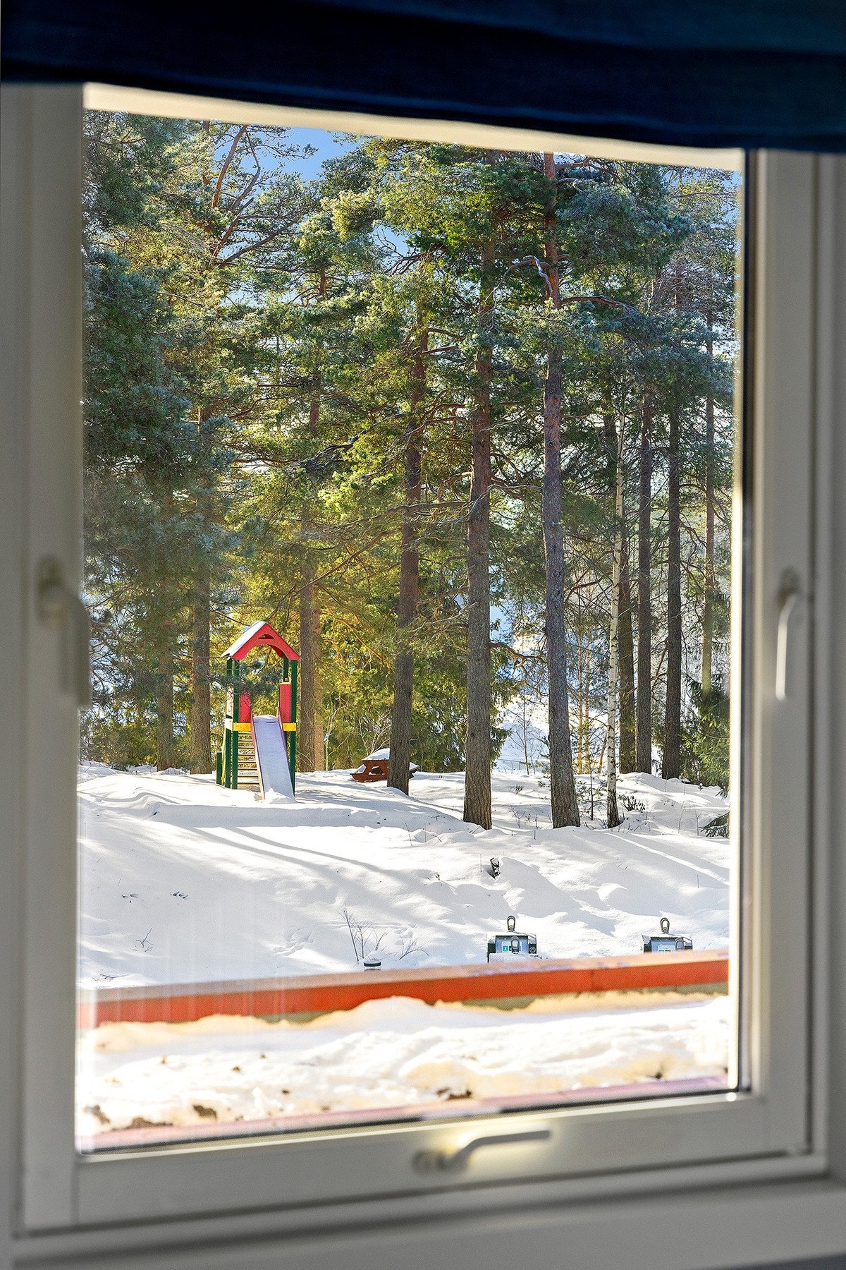 Soverommet vender mot borettslagets gårdsrom som er pent opparbeidet med lekeplasser og trær. Galleribilde