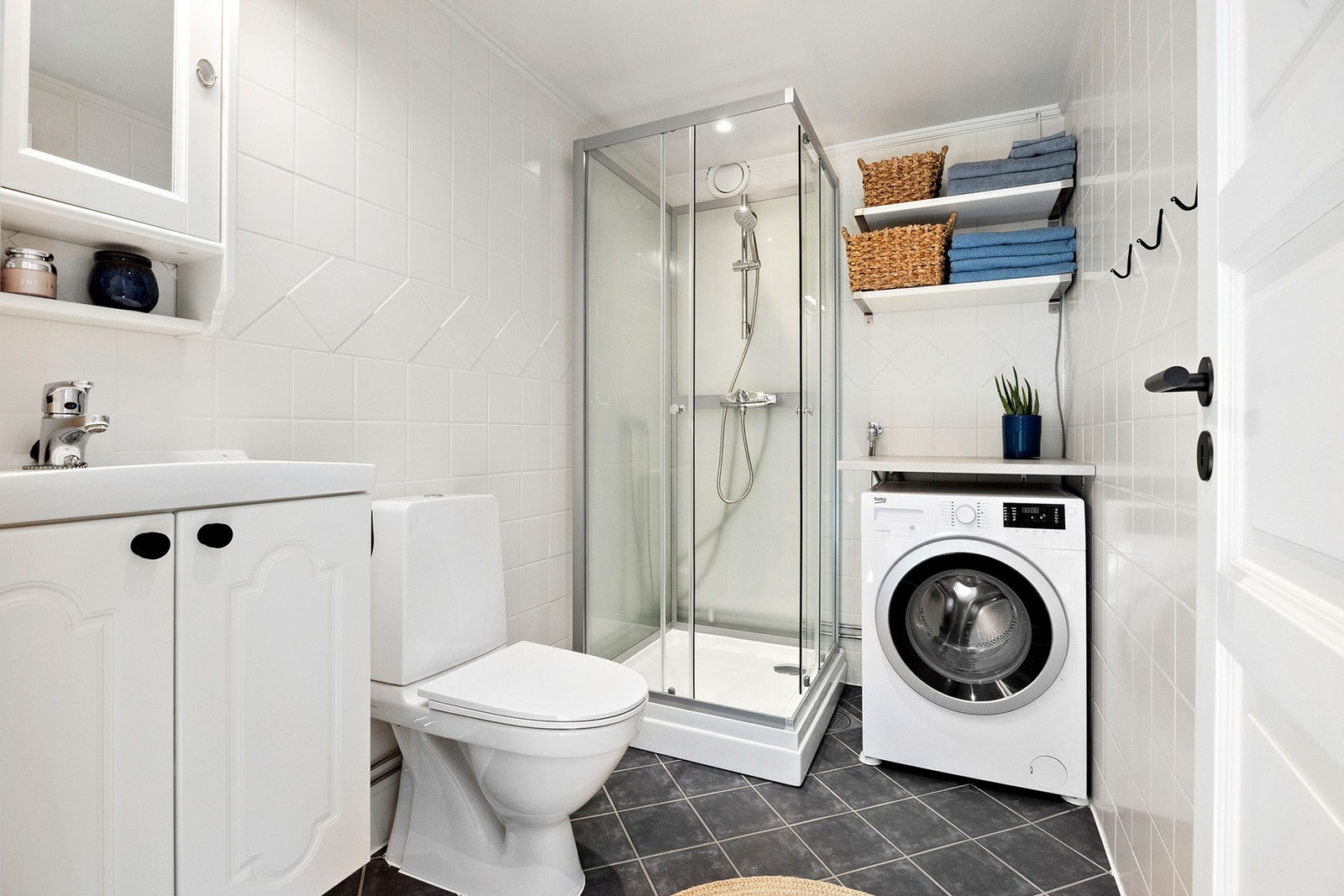 Pent flislagt bad med elektriske varmekabler i gulvet. Galleribilde