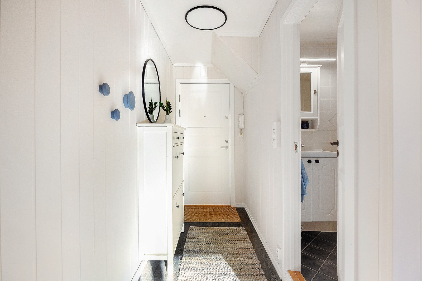 Lyst inngangsparti med plass til skoskap, og til å henge fra seg yttertøy. Galleribilde