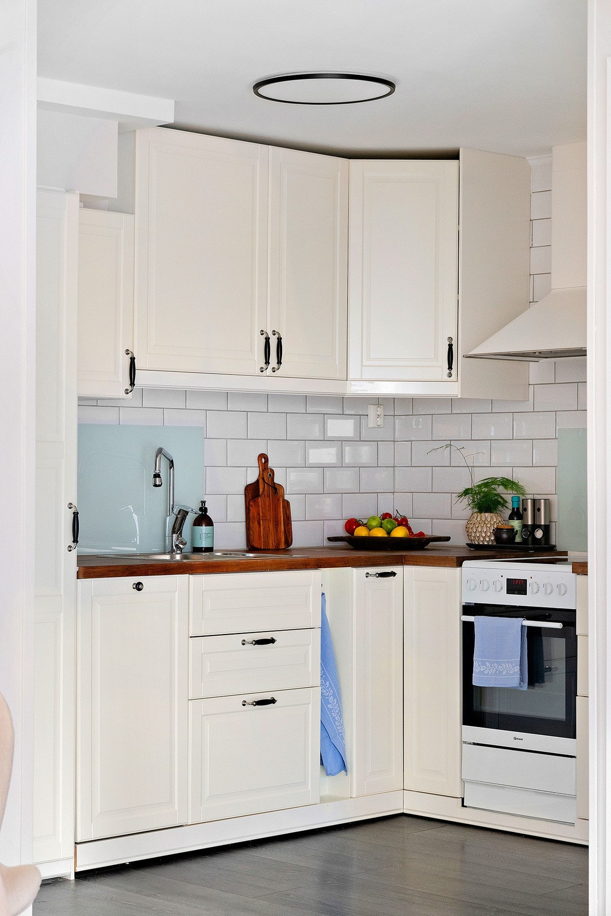 Kjøkkenet er innredet med integrert oppvaskmaskin, og frittstående komfyr og kjøleskap. Galleribilde