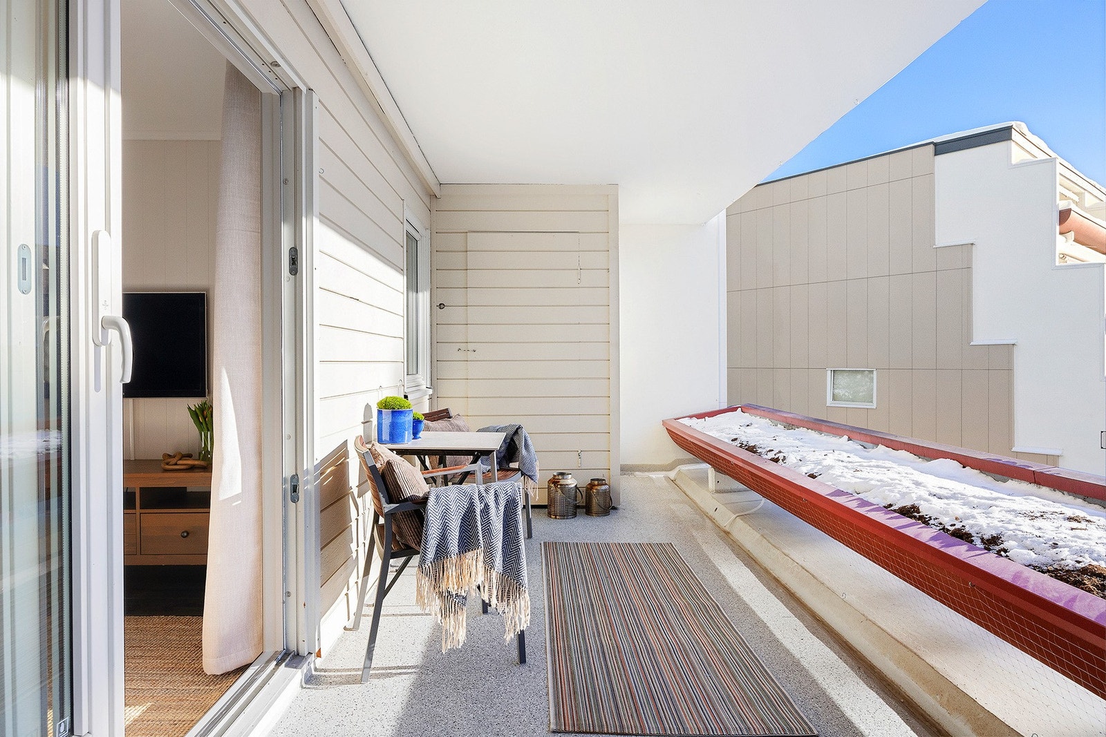 Terrassen er solrik og har god plass til en hyggelig lounge. På terrassen finner du også en utvendig bod på 2m2 hvor det er lagt opp strøm. Galleribilde